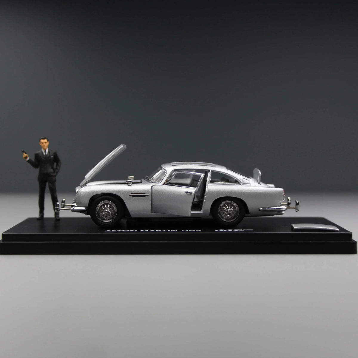 James Bond 007 Aston Martin DB5, 1:43 Scale (Silver) collectible diecast model at Poketwheels
