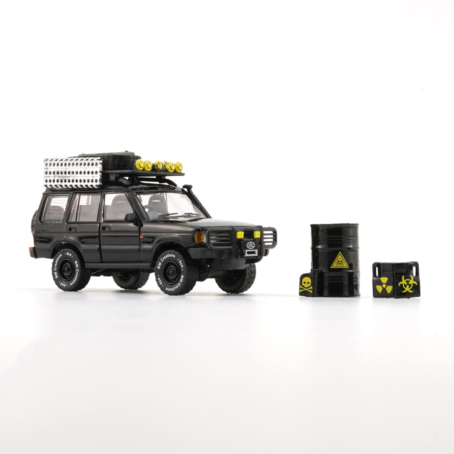 1:64 Land Rover 1998 Discovery 1 – Black with Accessory (RHD)