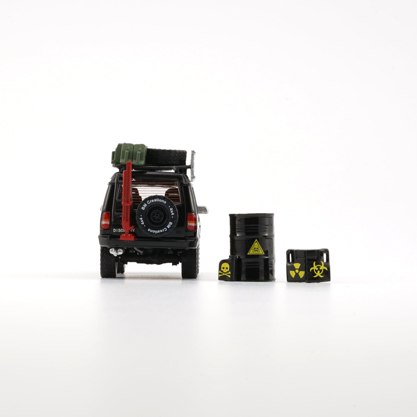 1:64 Land Rover 1998 Discovery 1 – Black with Accessory (RHD)