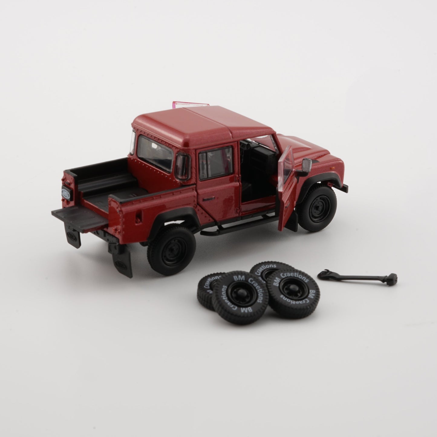 1:64 Land Rover 2016 Defender 110 Pick Up – Orange (LHD)