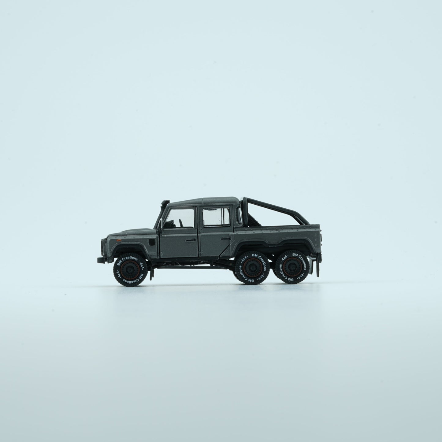 1:64 Land Rover 2016 Defender 110 PickUp 6x6 Accessory Pack – Dark Grey Silver (RHD)