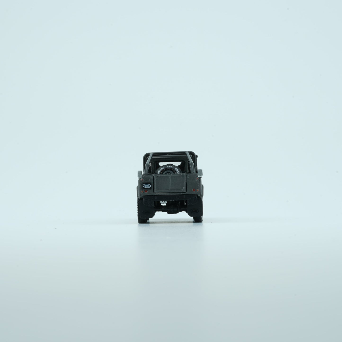 1:64 Land Rover 2016 Defender 110 PickUp 6x6 Accessory Pack – Dark Grey Silver (RHD)