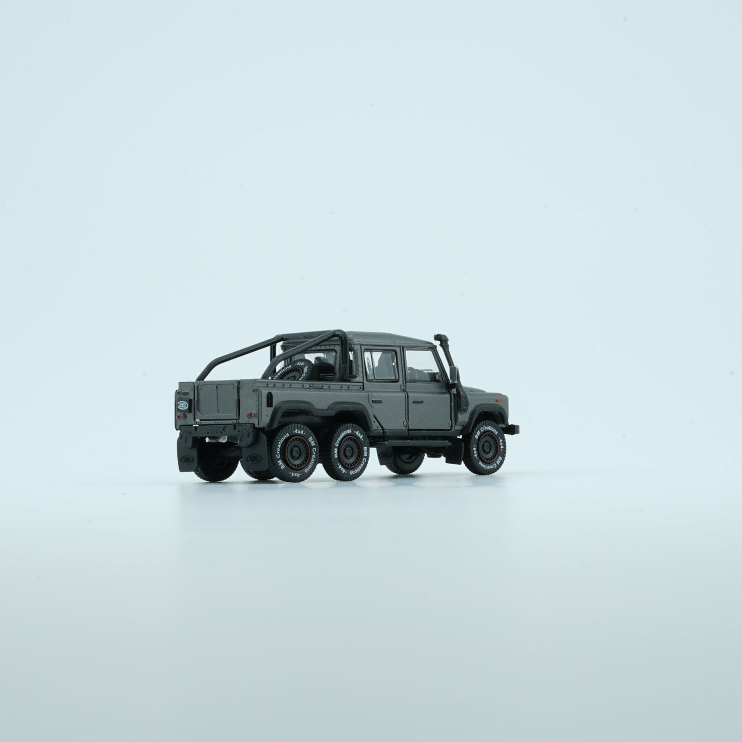 1:64 Land Rover 2016 Defender 110 PickUp 6x6 Accessory Pack – Dark Grey Silver (RHD)