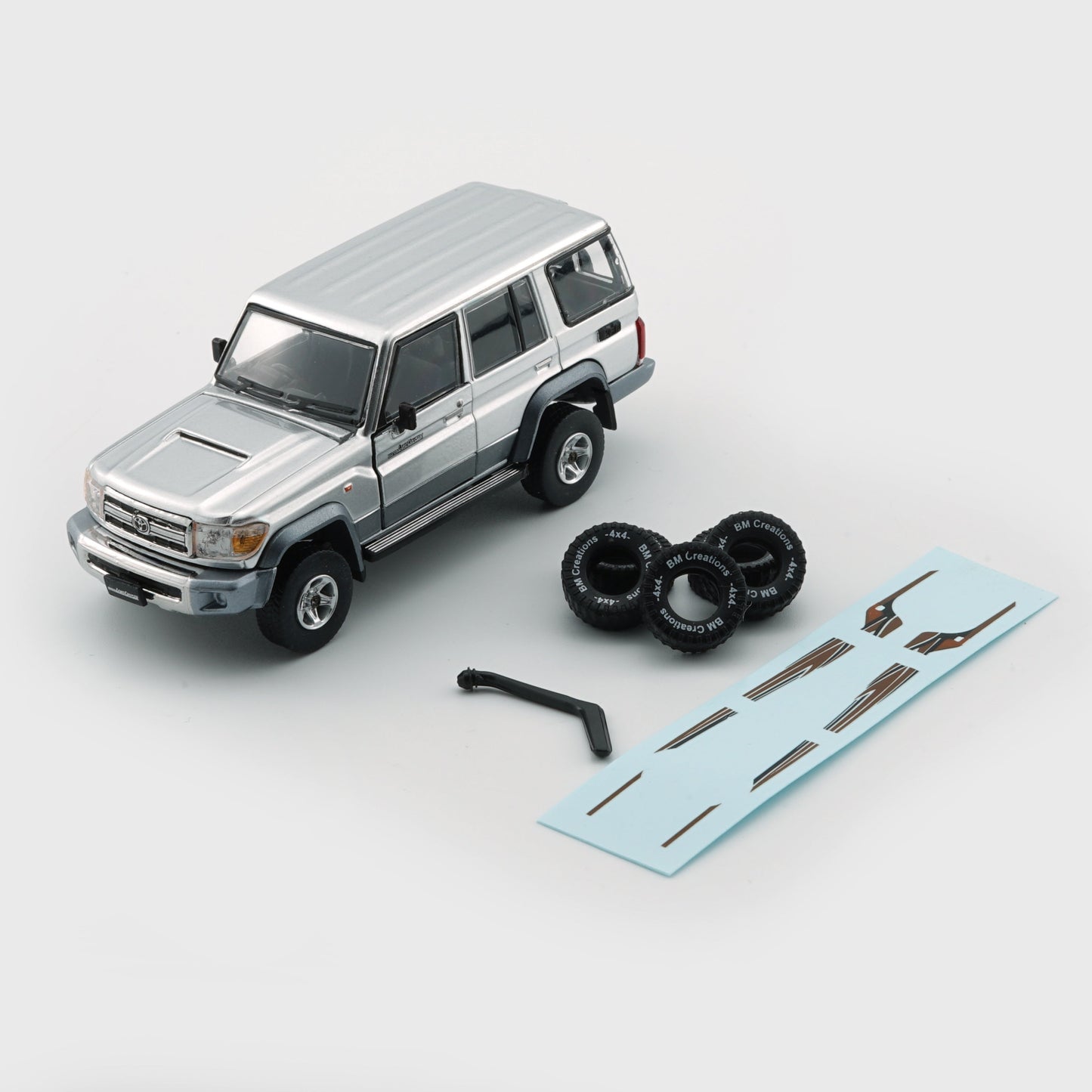 1:64 Toyota Land Cruiser LC76 – Silver (LHD)