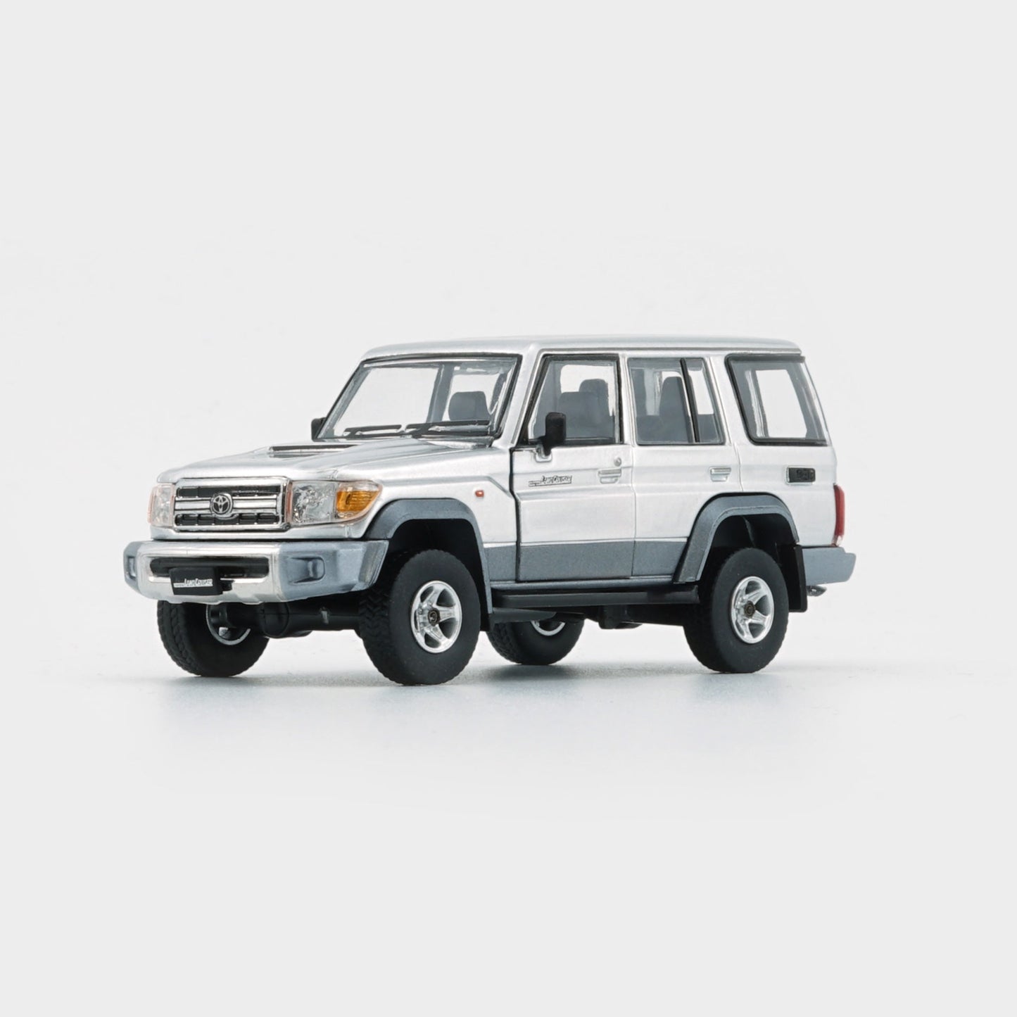 1:64 Toyota Land Cruiser LC76 – Silver (LHD)