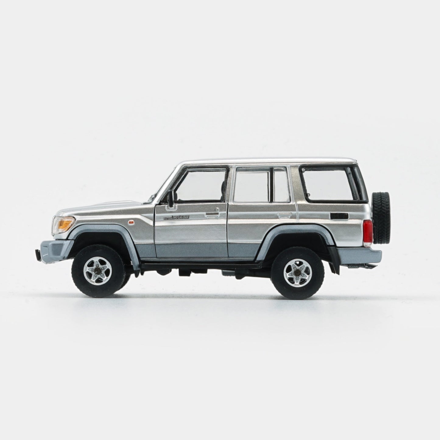 1:64 Toyota Land Cruiser LC76 – Silver (LHD)