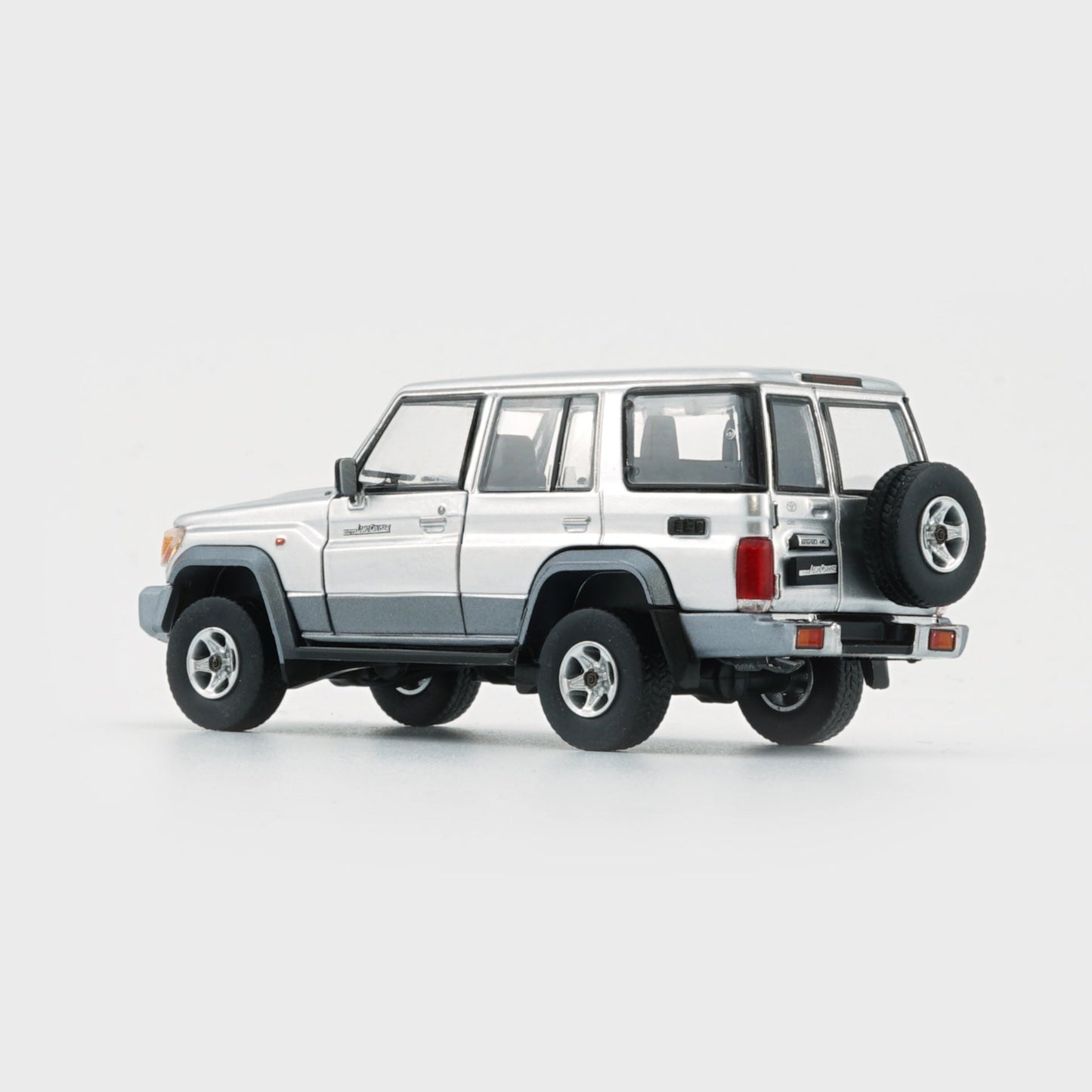 1:64 Toyota Land Cruiser LC76 – Silver (LHD)