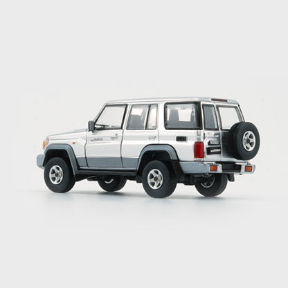 1:64 Toyota Land Cruiser LC76 – Silver (LHD)