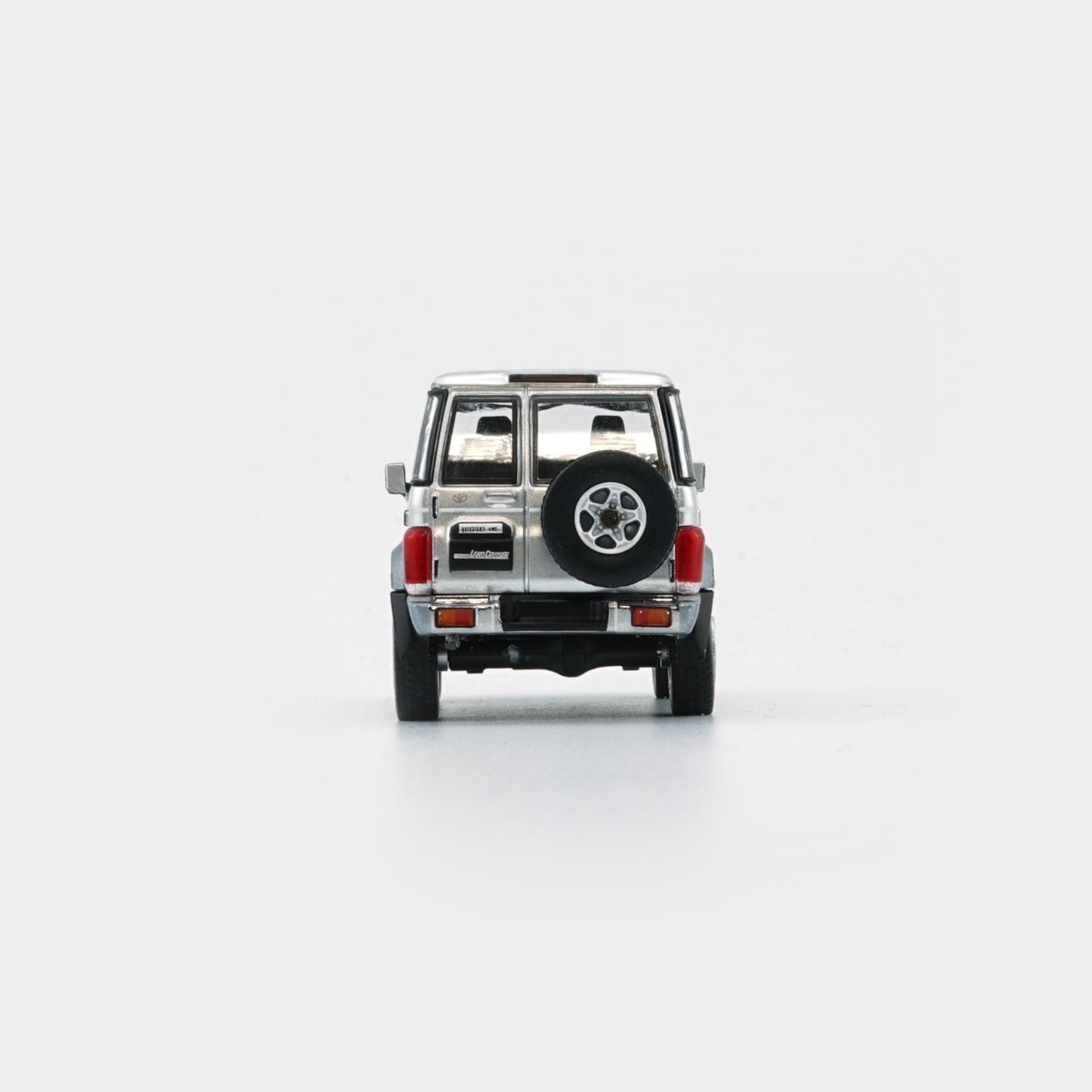 1:64 Toyota Land Cruiser LC76 – Silver (LHD)