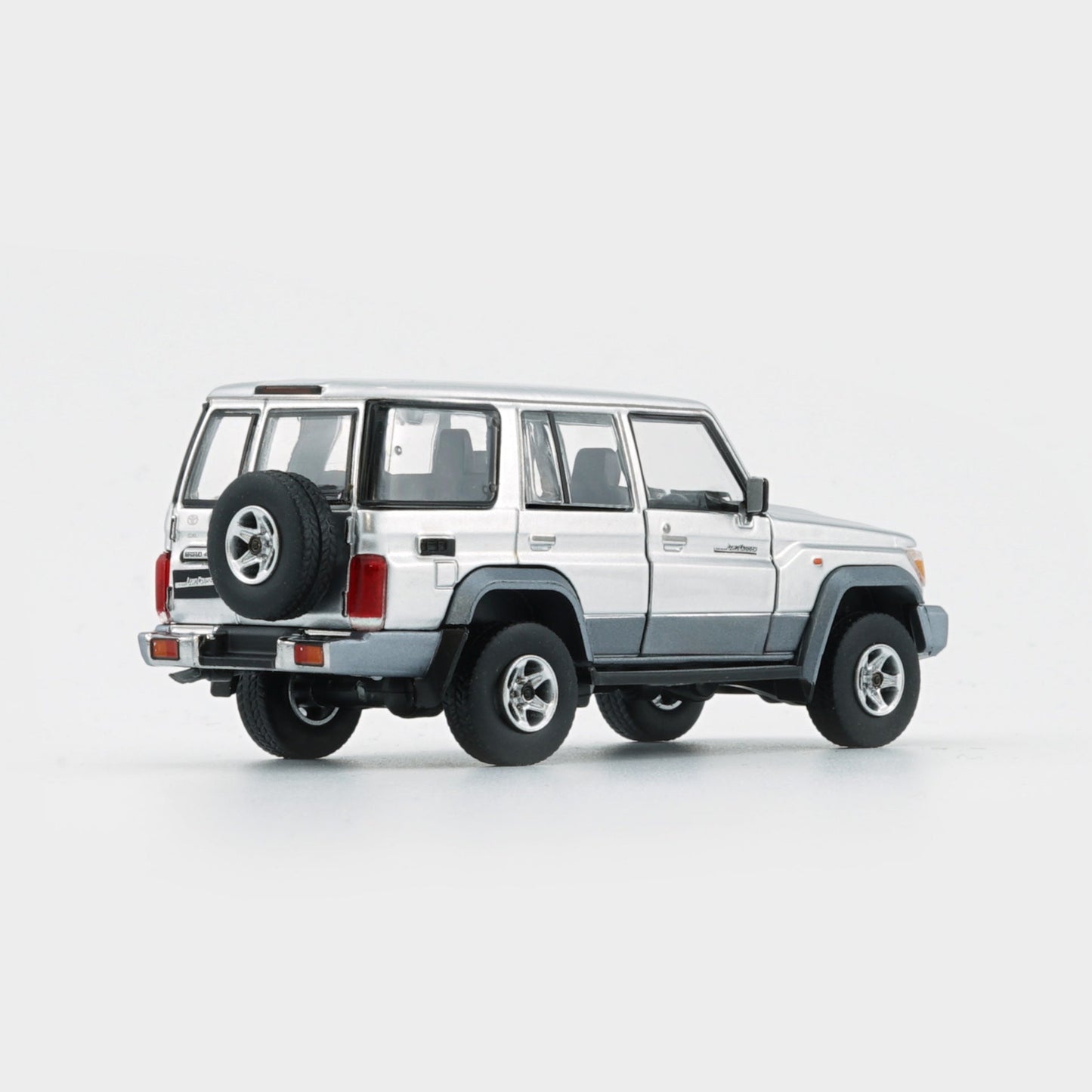 1:64 Toyota Land Cruiser LC76 – Silver (LHD)