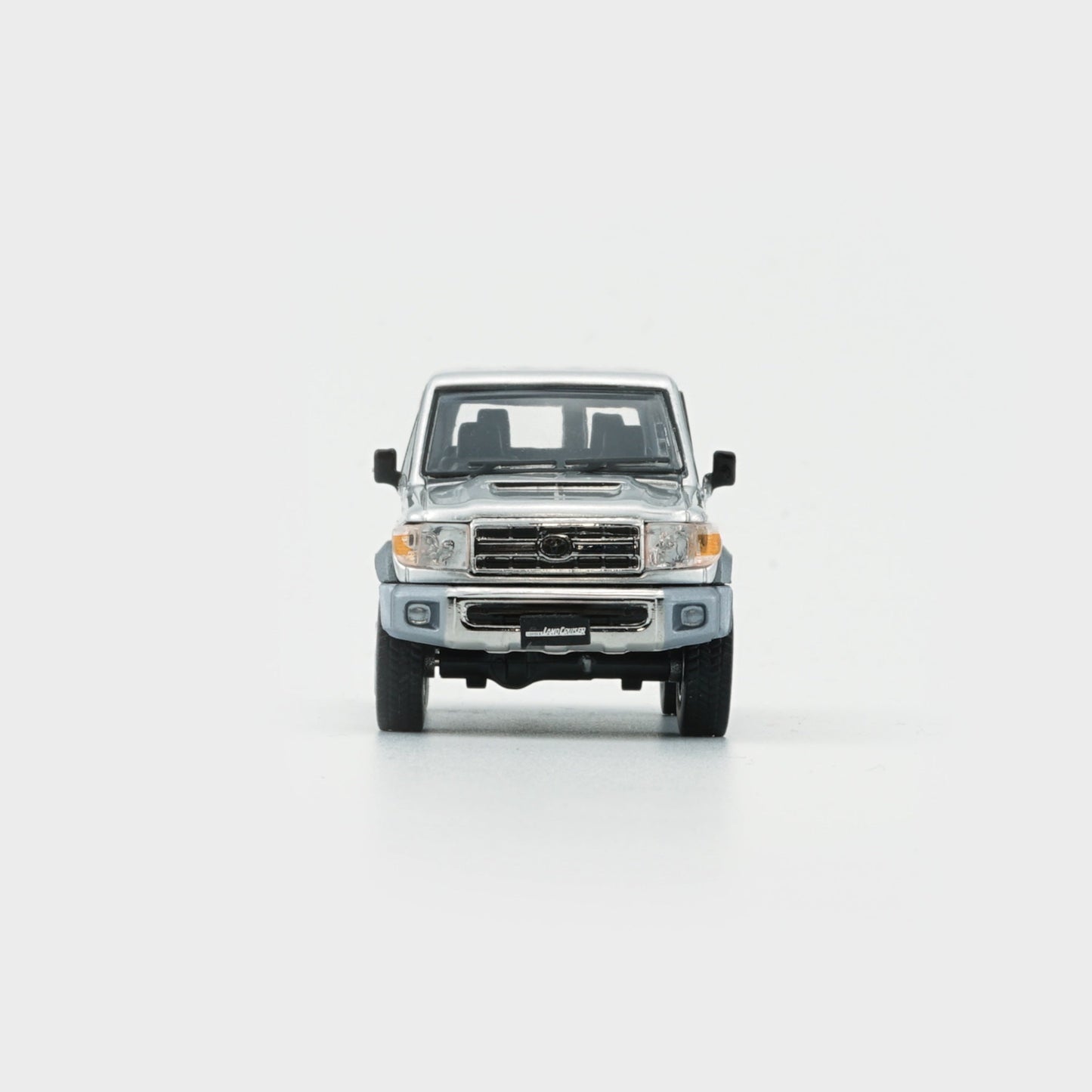 1:64 Toyota Land Cruiser LC76 – Silver (LHD)