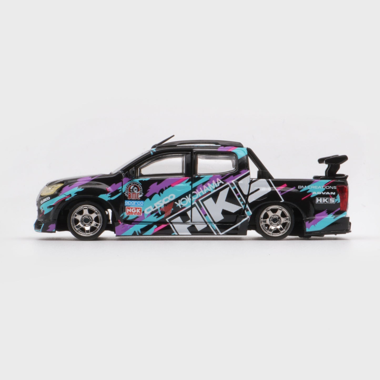 1:64 Isuzu D-Max 2018 Low Rider HKS (RHD) – TDE 2025 Edition