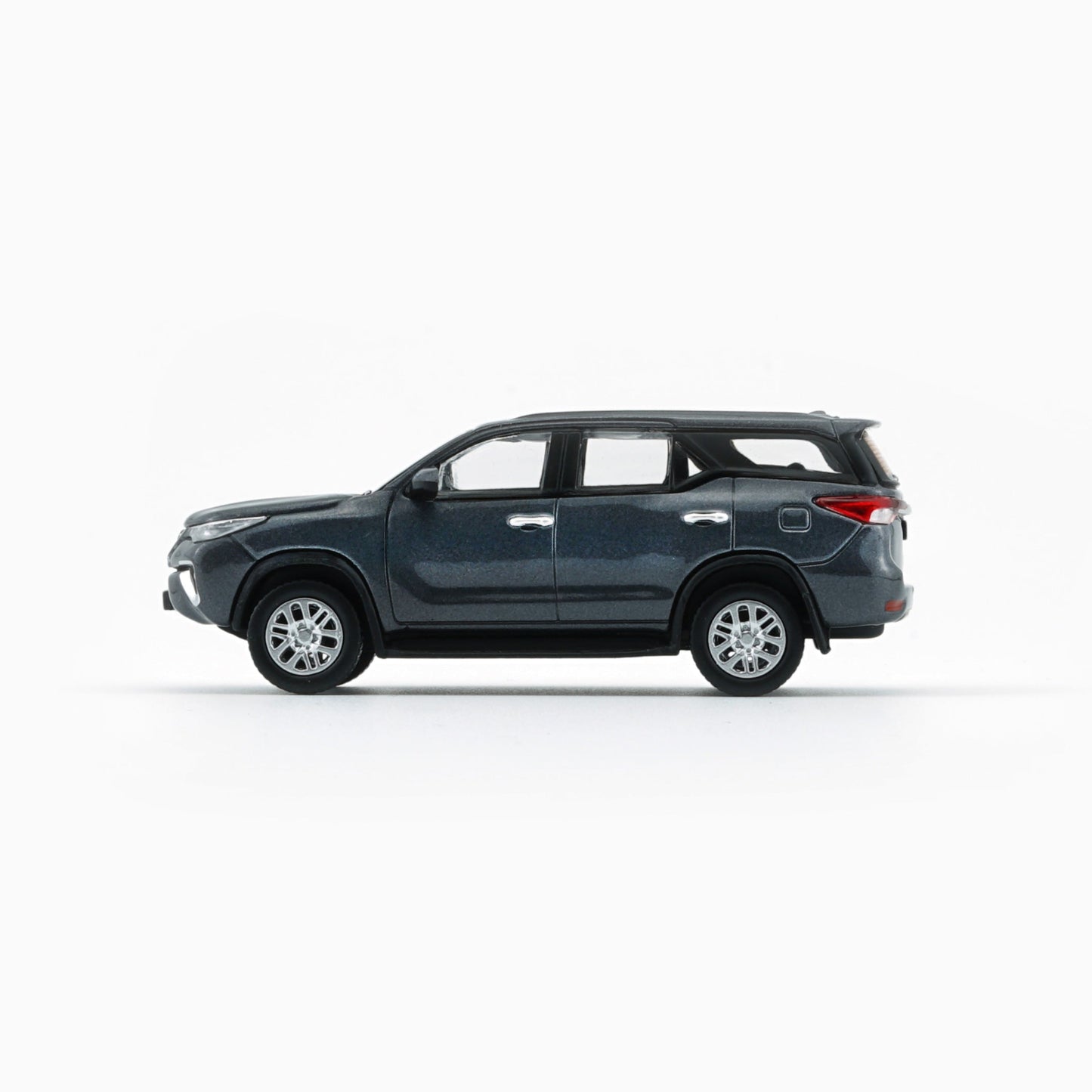 1:64 Toyota Fortuner 2018 – Silver (RHD)